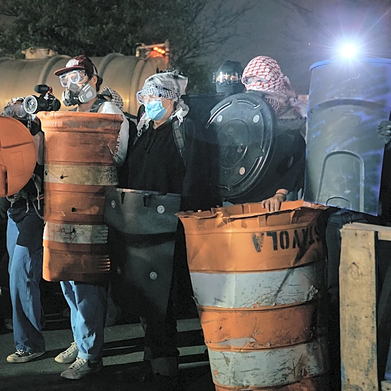6 protesters arrested after clash with ICE officers outside a New Jersey detention center