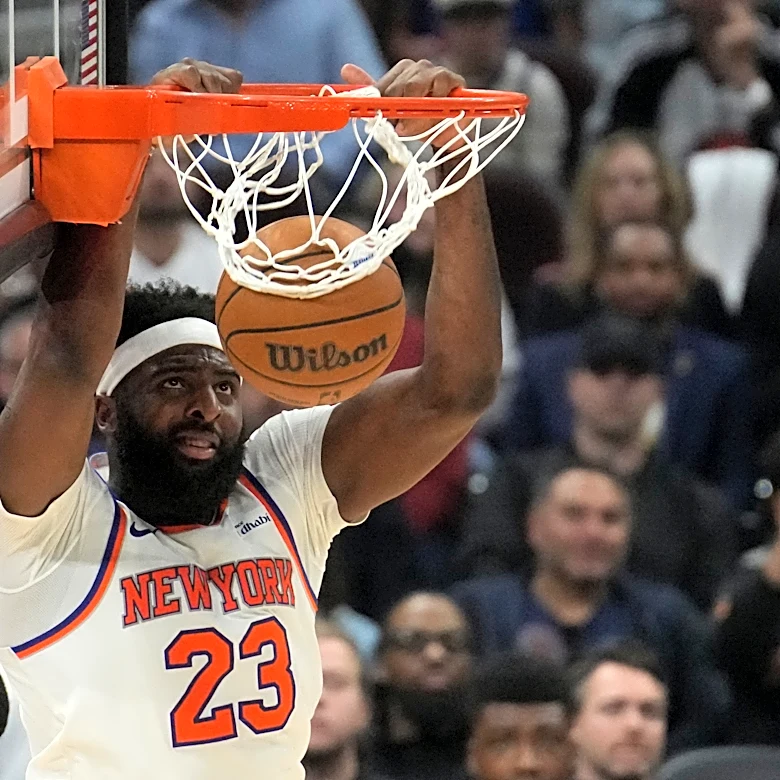 Knicks center Mitchell Robinson has a broken right pinkie finger, AP source says