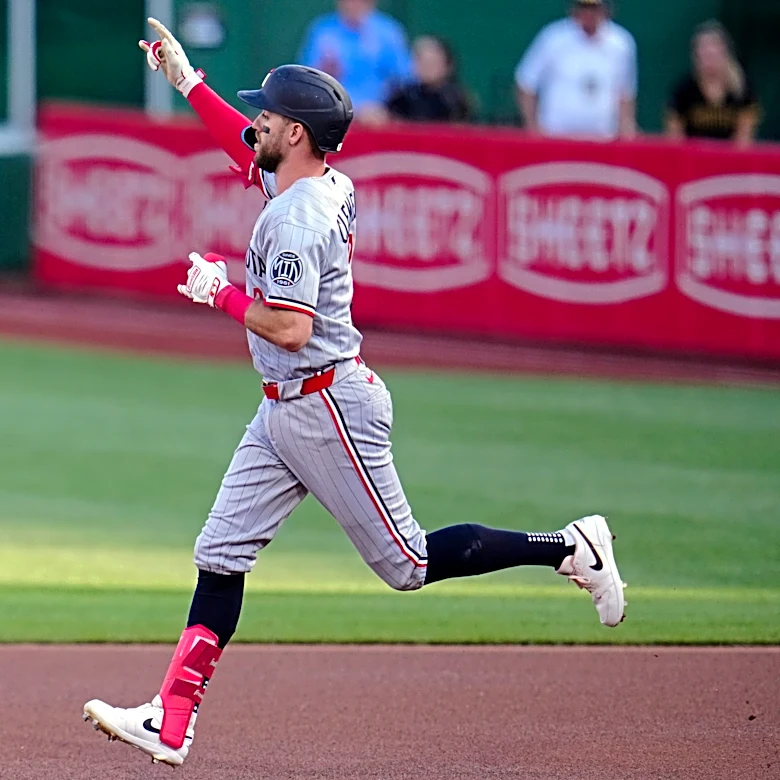 Reynolds hits 2-run homer in 9th to lift the Pirates past the Twins, 6-5