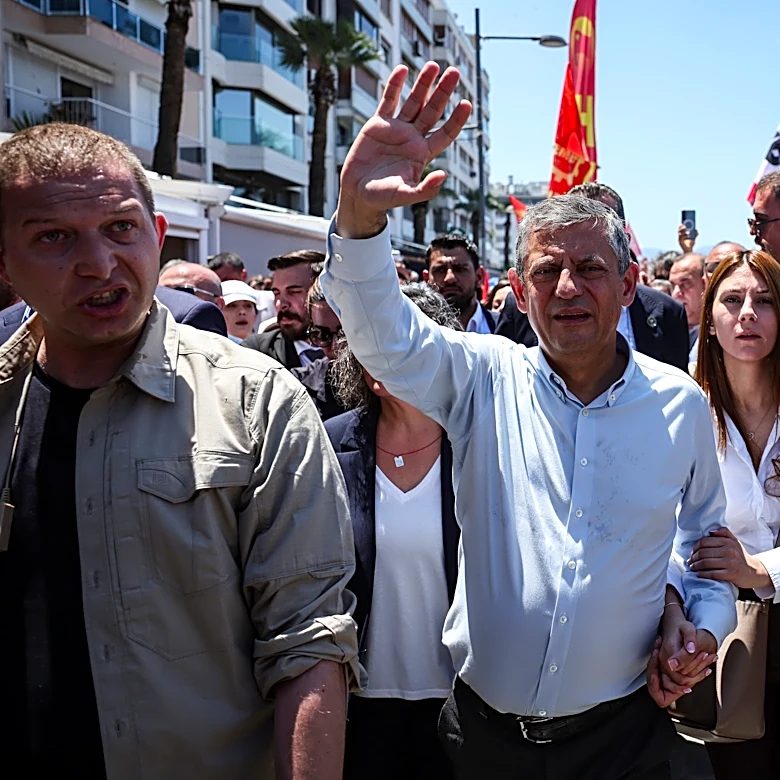 Tens of thousands march in support of Turkey's deposed opposition leader