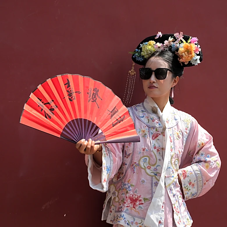 Dressing visitors in ancient China's imperial splendor is booming in Beijing