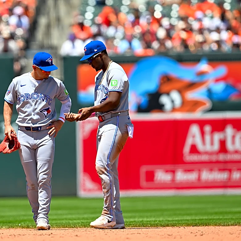 Jays OF Jesús Sánchez suffers right wrist bruise on ball thrown by kid from stands