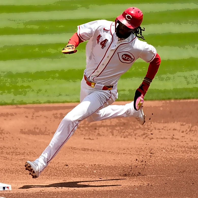 Reds' Elly De La Cruz leaves vs. Braves in 5th inning due to hamstring tightness, will get MRI