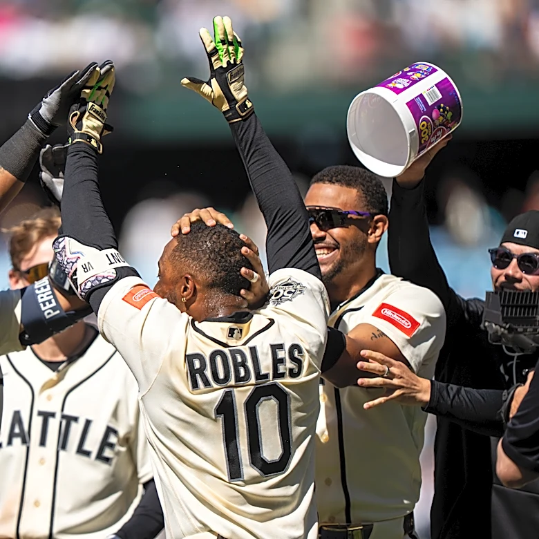 Robles' infield single in the 10th inning lifts the Mariners to a 3-2 win over the Diamondbacks