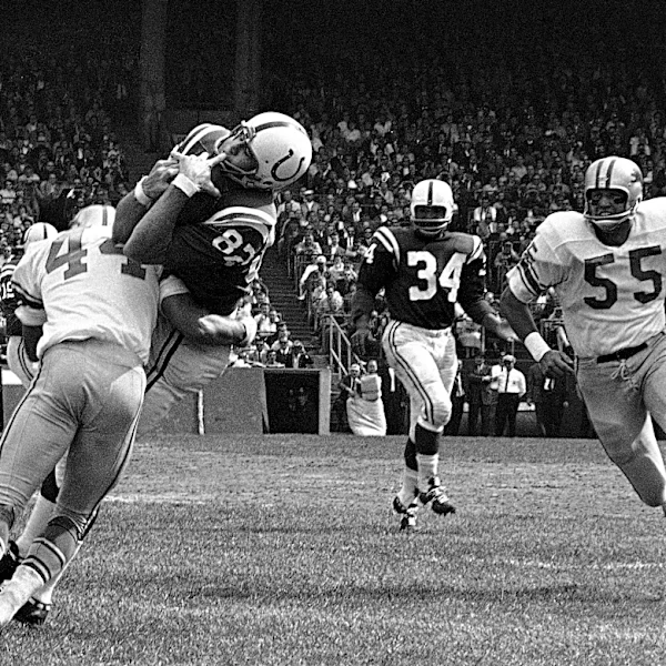 Raymond Berry, Hall of Fame wide receiver and Patriots coach, dies at the age of 93