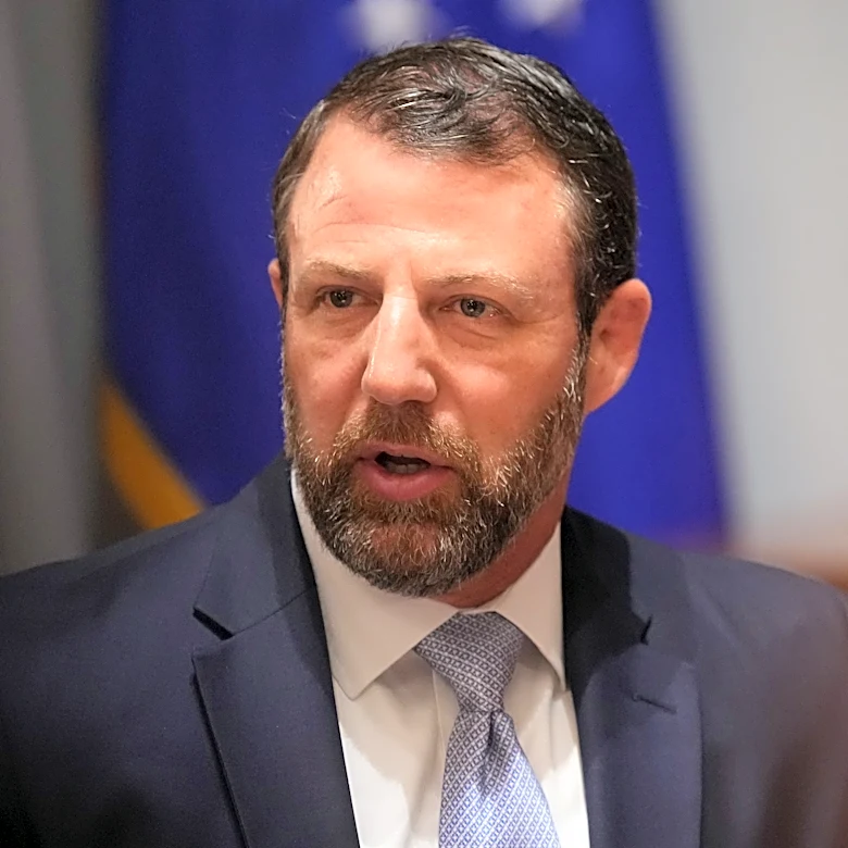 Democrats press Mullin on border officer pullback threat at airports