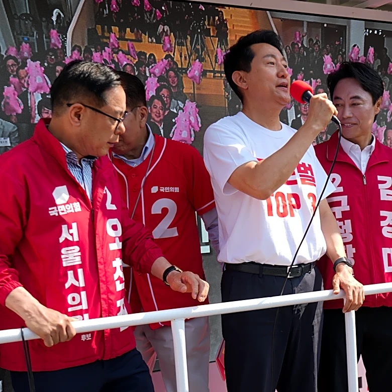 South Koreans vote in local elections seen as a gauge of support after President Lee's first year