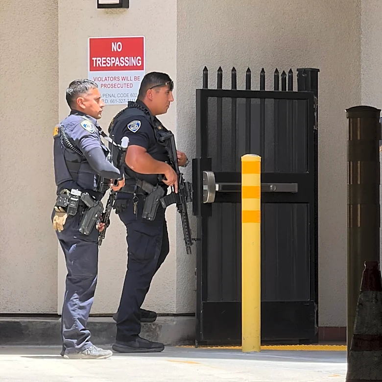 Police say man in Bakersfield barricaded himself inside bank building with hostages