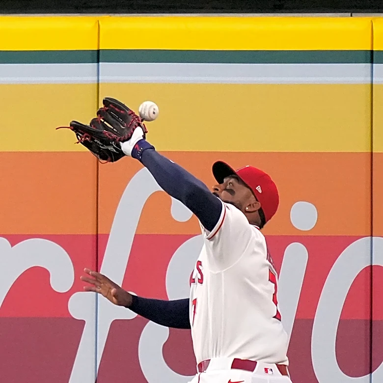 Angels outfielder Jo Adell misplays flyball into home run off his head, much like Canseco in 1993