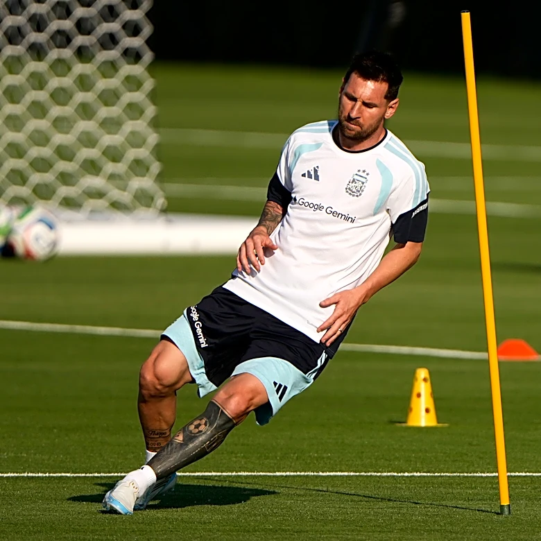 Argentina’s World Cup title defense draws a frenzy in Kansas City as Messi nurses a hamstring strain
