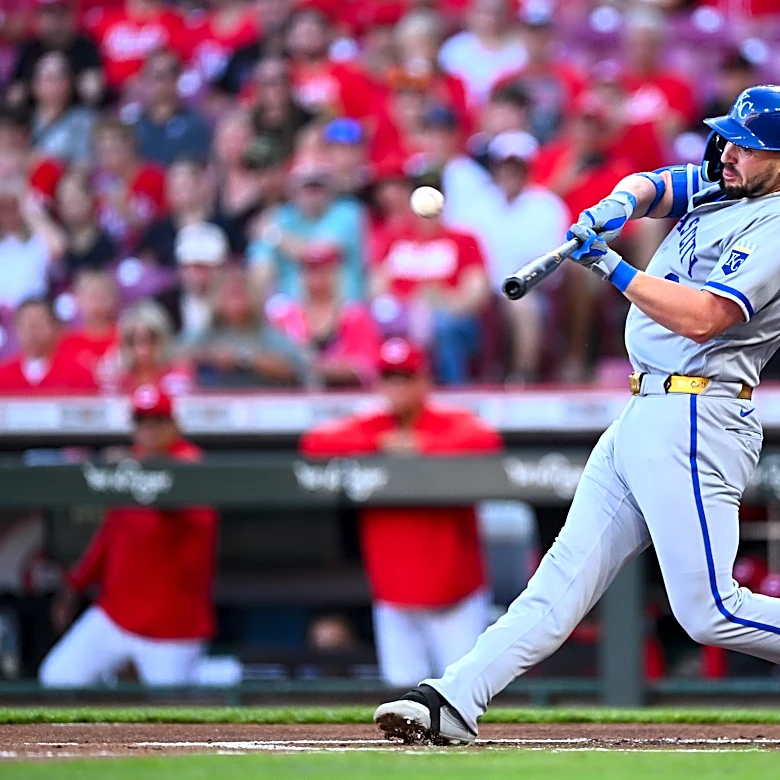 Massey hits tiebreaking RBI single in 9th inning, Royals beat Reds 5-2