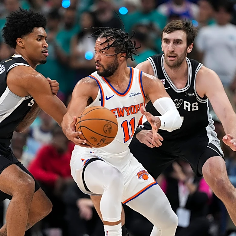 Brunson scores 30 and Knicks finish on 11-0 run, steal Game 1 from Spurs with 105-95 win