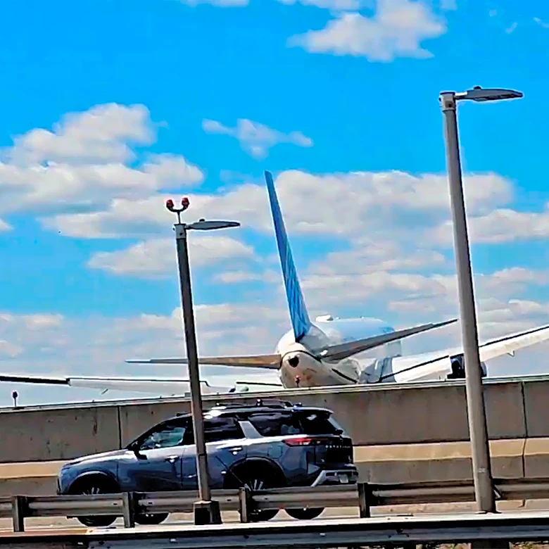 Copilot of United jet that struck a light pole realized flight was low, but not in time, report says