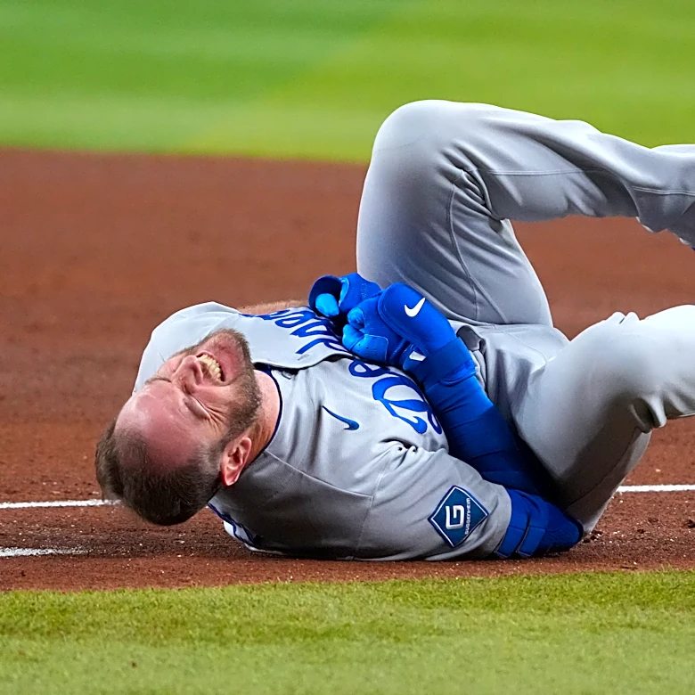 Diamondbacks' Vargas, Dodgers' Muncy injured on violent collision at first base