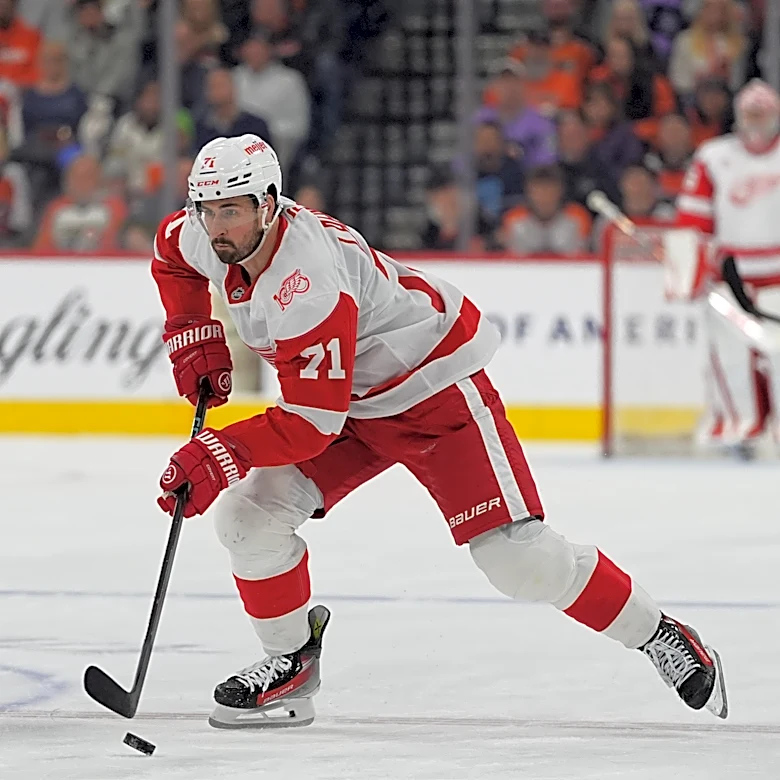 Red Wings captain Larkin submits 3-team trade list of Florida, Minnesota and Vegas, AP source says
