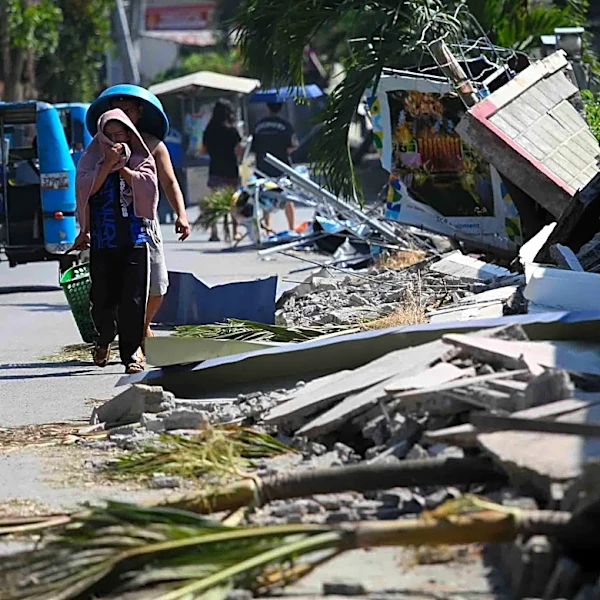 Philippine town seeks immediate airlift of food to ease hunger in quake-hit villages