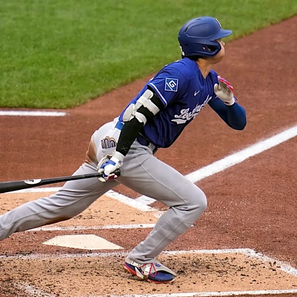 Ohtani homers, leaves game with left knee inflammation in Dodgers' 8-6 win over Pirates