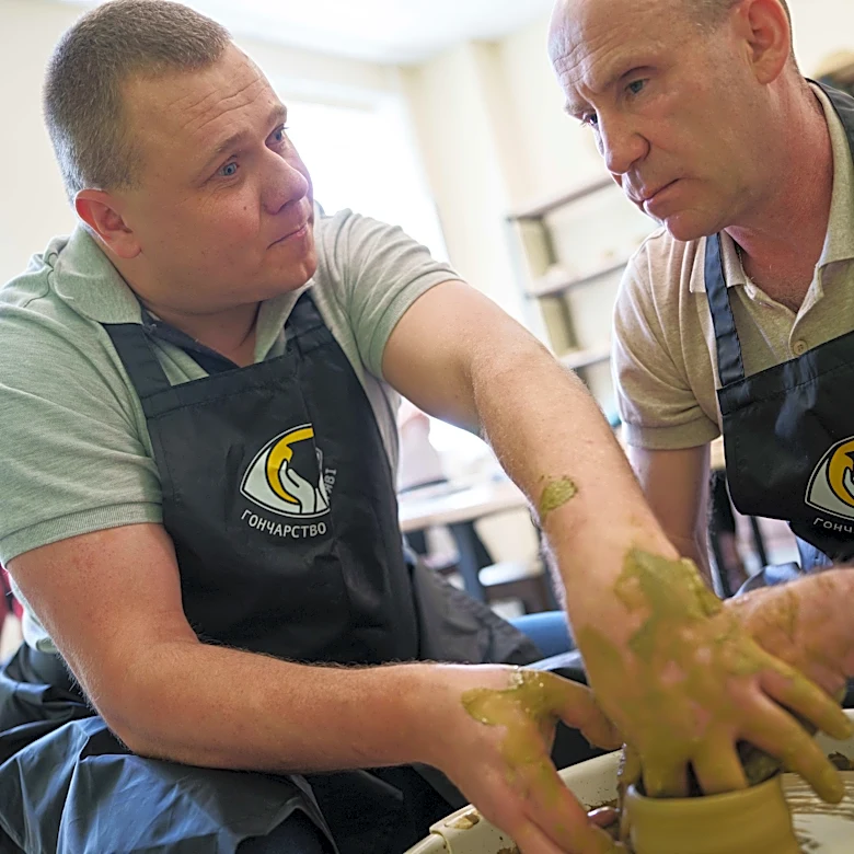 A blind Ukrainian veteran turns pottery into a business and mentors others
