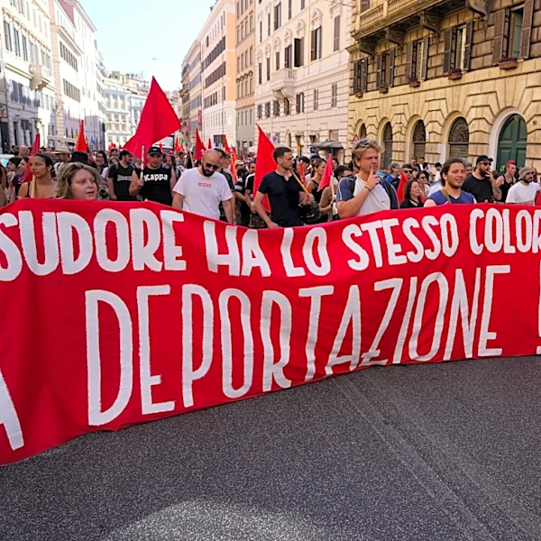 Thousands march in Rome in anti- and pro-migration rallies