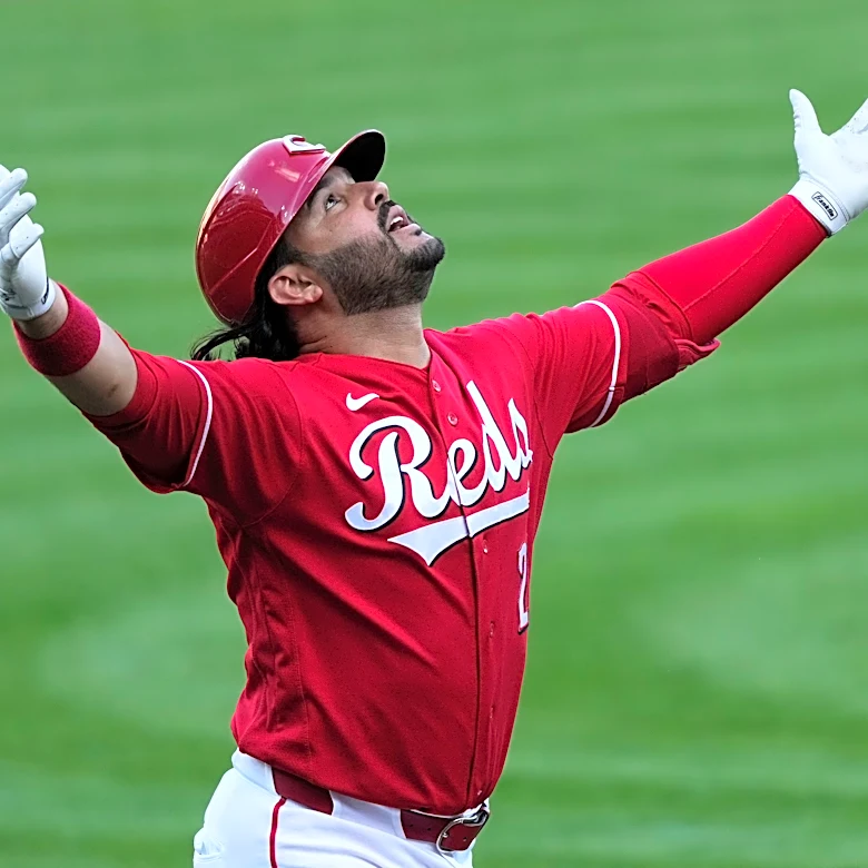 Suárez homers twice and drives in 6 to back Burns as Reds rout Mets 12-0