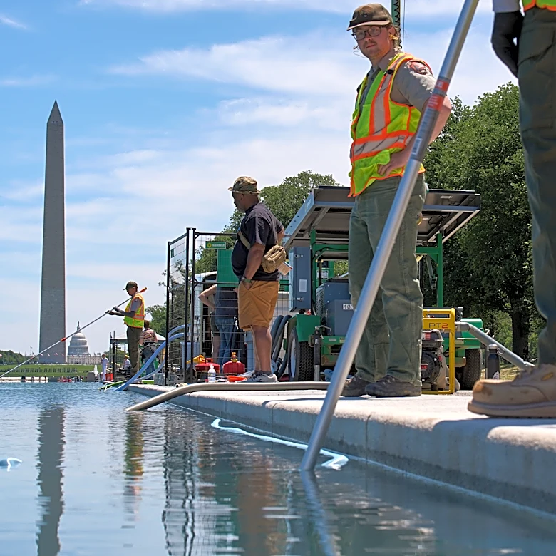 Trump administration uses hydrogen peroxide and tiny bubbles against algae in Reflecting Pool