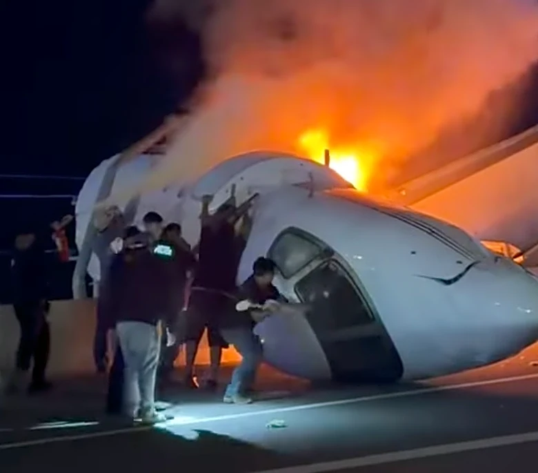 With a sledgehammer and a shovel, volunteers raced to save passengers in Texas plane crash