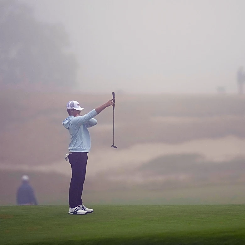 US Open off to a slow and foggy start at Shinnecock Hills