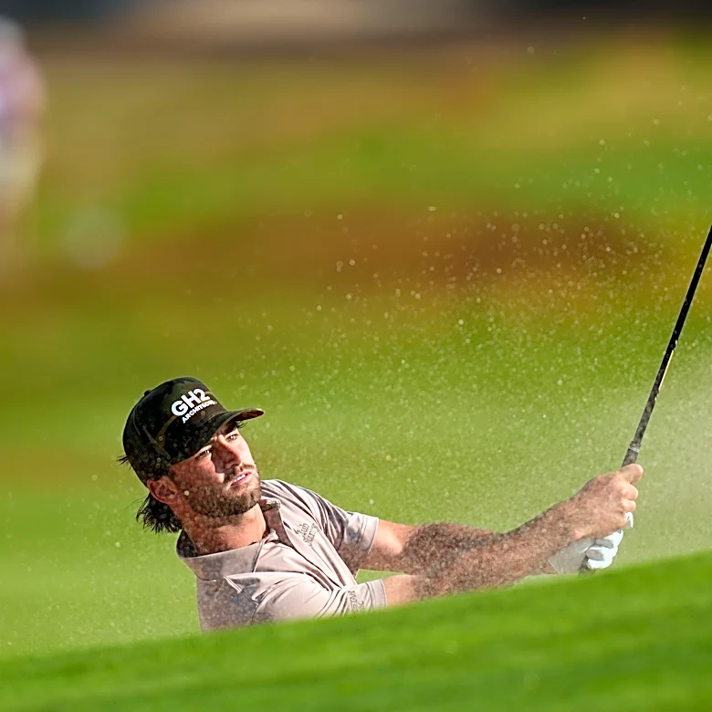 Amateur Ryder Cowan takes the early lead and is tied for second in a strong US Open debut