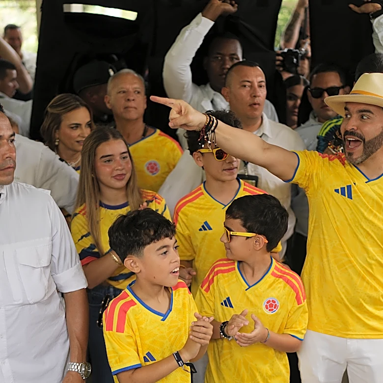 Trump-endorsed de la Espriella holds slim lead in Colombia's election as his rival challenges vote