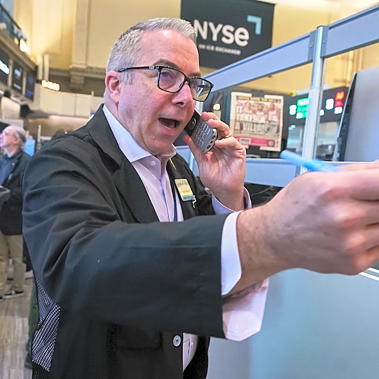 US stocks drift near their records after oil prices fall