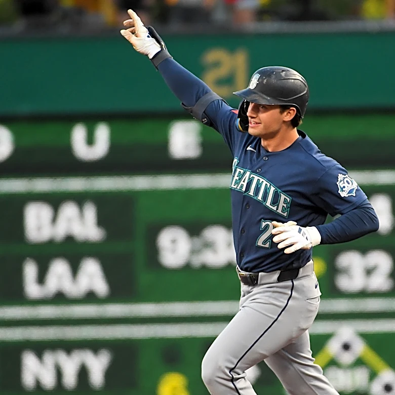 Cole Young hits a two-run home run in the seventh to lift Mariners to a 3-2 victory over Pirates