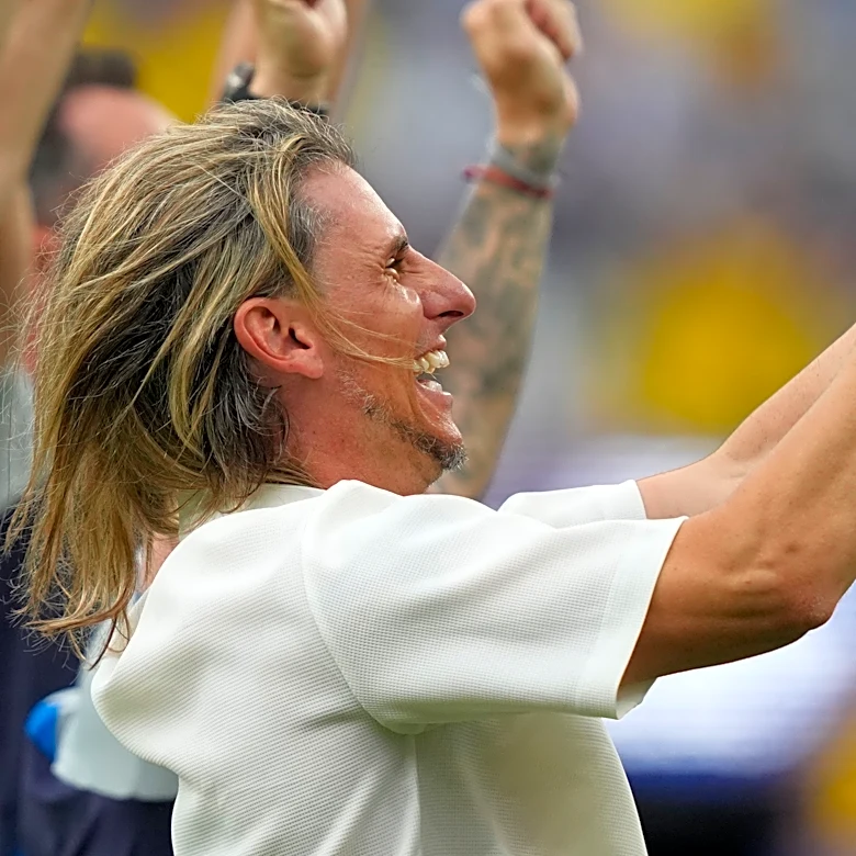 Ecuador coach Sebastián Beccacece shares an emotional moment with his family at the World Cup