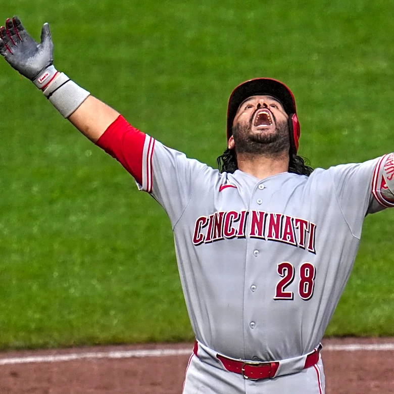 Reds' Eugenio Suárez leaves after taking pitch to hand; X-ray inconclusive, CT scan scheduled