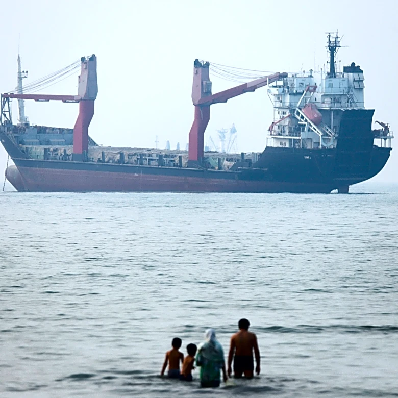 Ship runs aground in Strait of Hormuz, Iranian state TV reports
