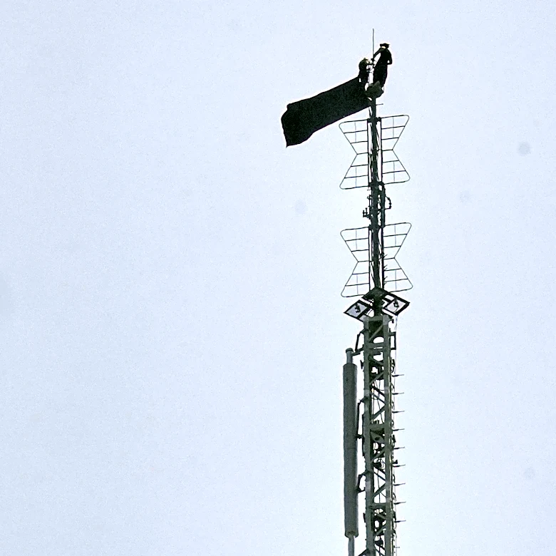 2 people arrested after hanging banner about 'the power of love' on Empire State Building antenna