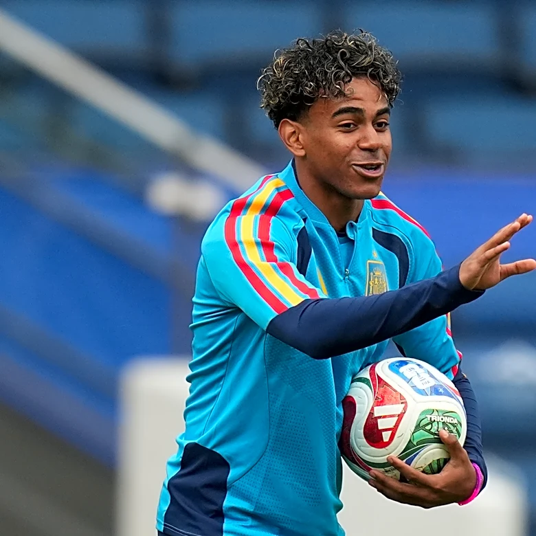 Lamine Yamal is healthy enough to play full matches for Spain in knockout rounds, De La Fuente says