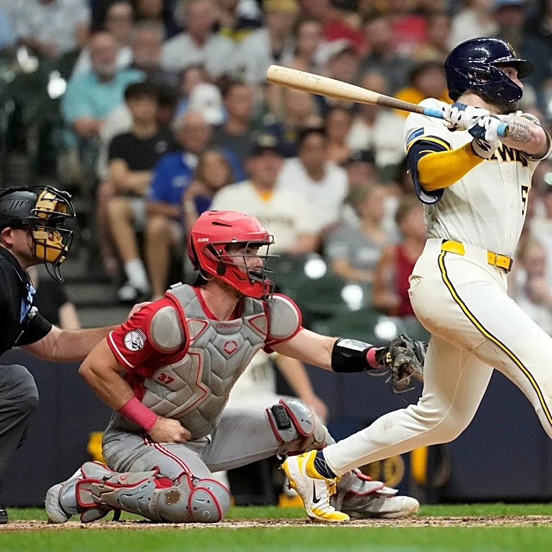 Mitchell triples in the go-ahead run in the 7th in the Brewers' 4-2 win over the Reds