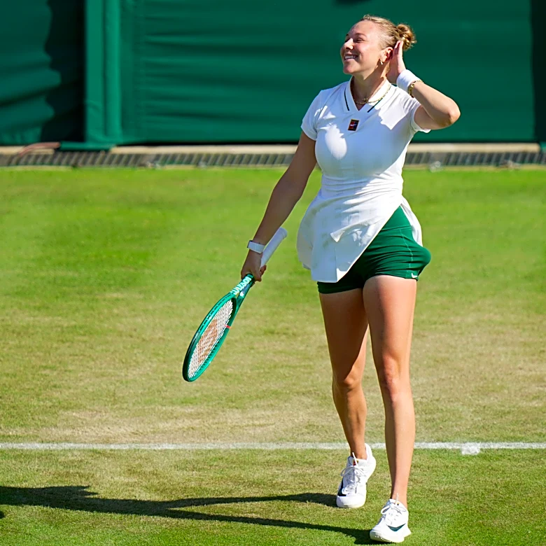 Anisimova avoids Wimbledon upset with 20 aces in win over Kenin. Swiatek and Zverev also advance