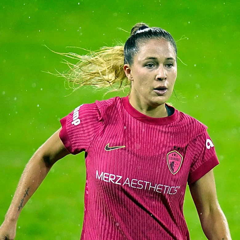 Sanchez scores twice and the Courage top the Reign 3-1 in the NWSL