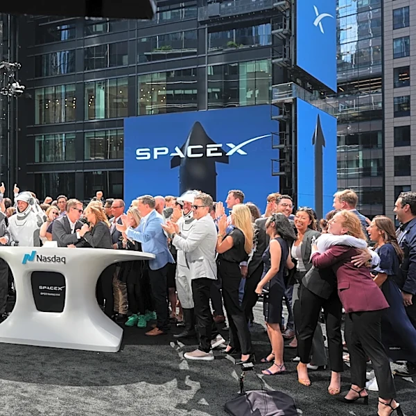 Wall Street banks are sky-high about SpaceX, but investors remain cautious