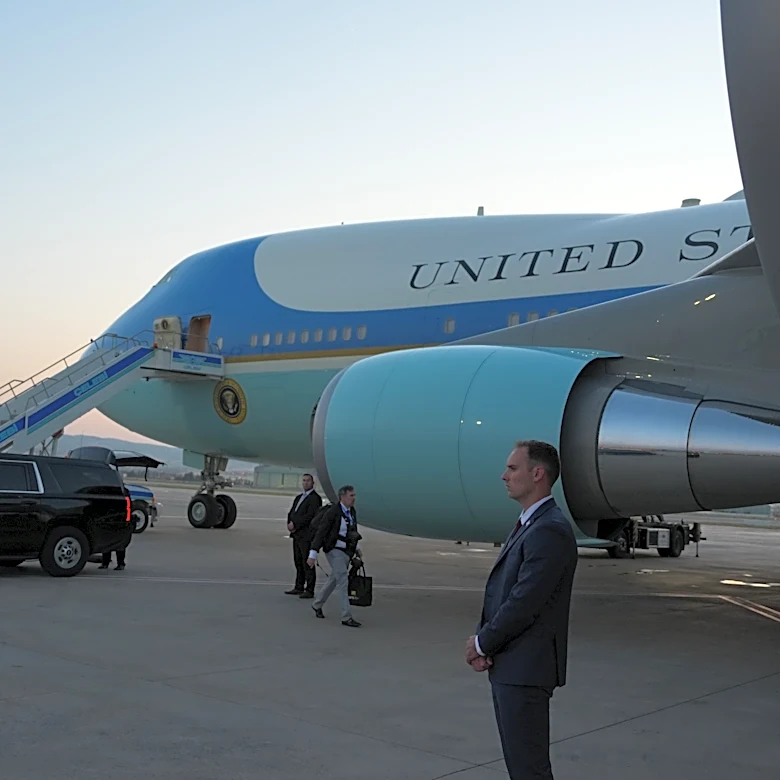 Trump flies partway home from Turkey in an old Air Force One, not the new Qatari-gifted jet