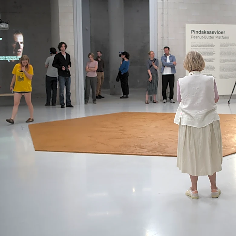 Museum honors a late artist by covering its floor in enough peanut butter to make 15,000 sandwiches