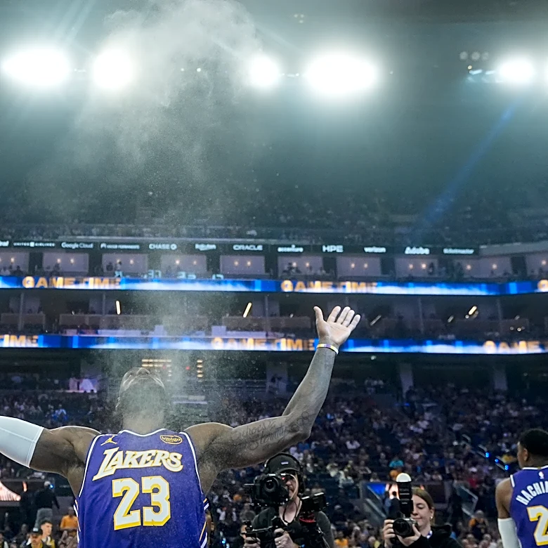 LeBron James scheduled to speak Thursday at Fanatics Fest in NYC, as NBA waits to hear his plans