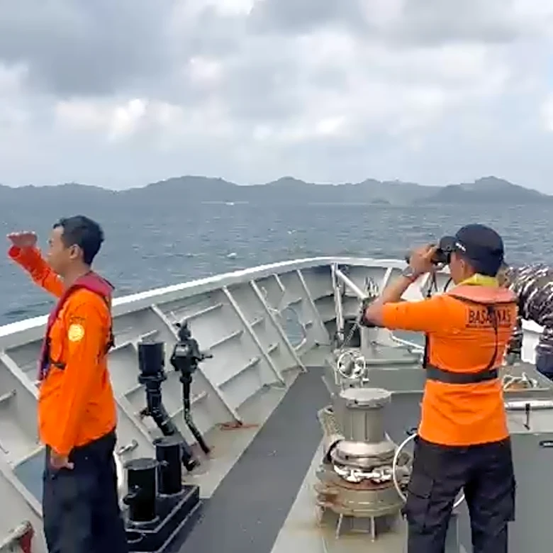 Rescuers find 5 survivors and are still looking for 20 others after boat sinks in Indonesia