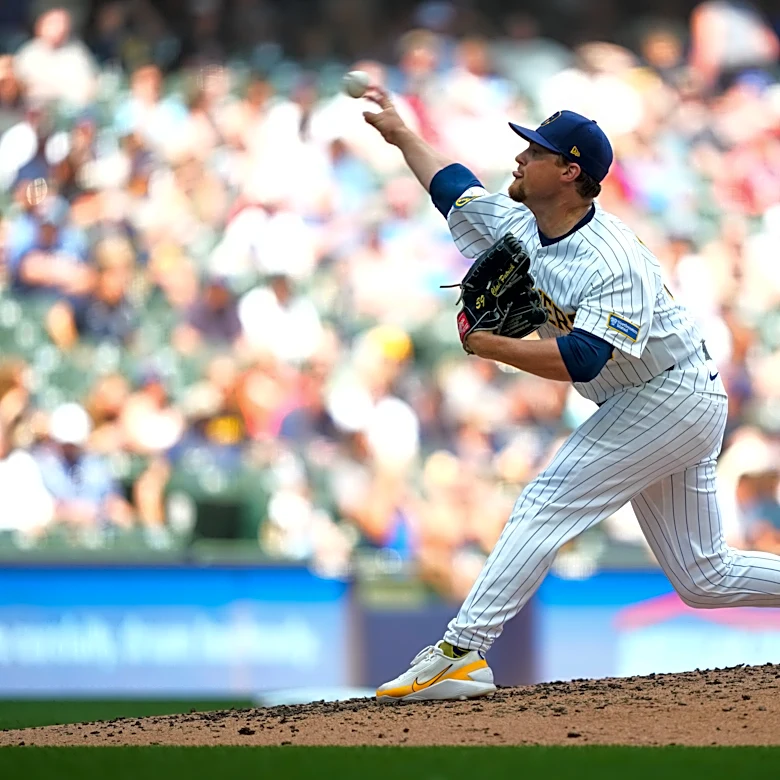 Contreras' 3-run homer in the bottom of the 9th gives Brewers 3-1 win over Marlins