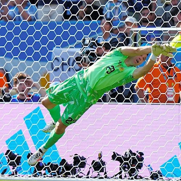 Argentina's Martinez plays cool in net, even as teammates turn reckless in historic World Cup final