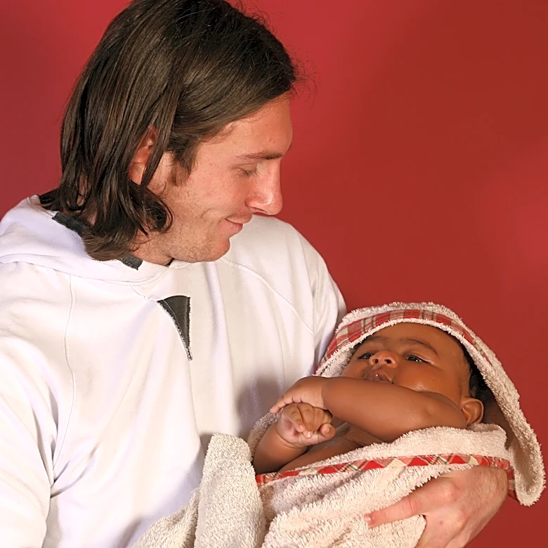 Topps to release a trading card of the photo of a young Messi holding infant Lamine Yamal