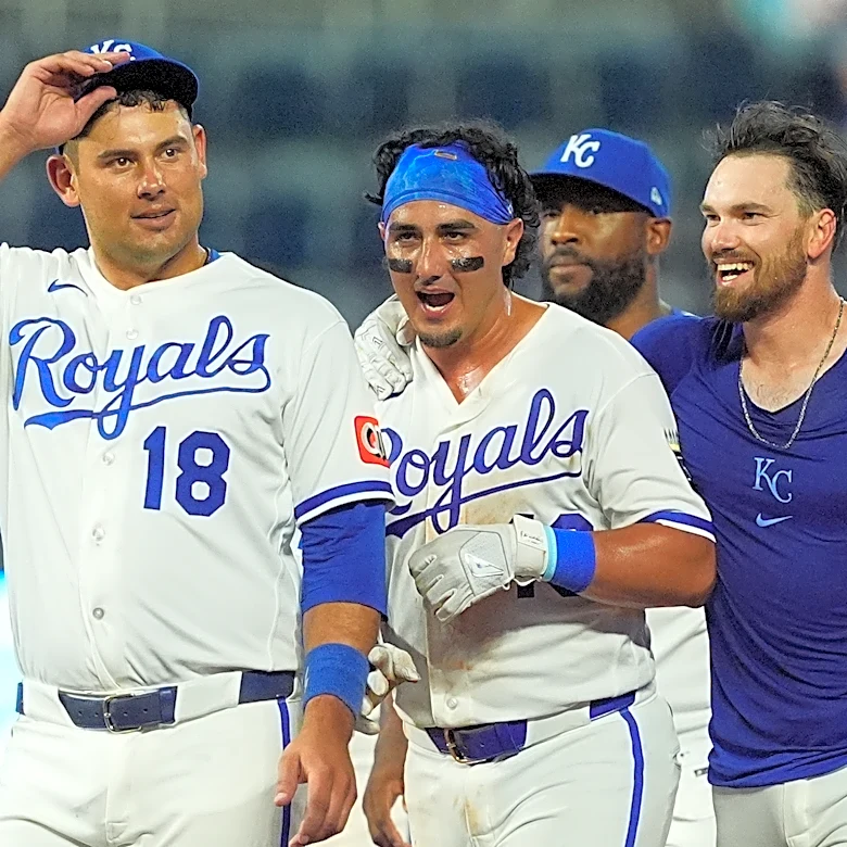 Loftin's squeeze bunt in the ninth gives the Royals a 4-3 victory over the Giants