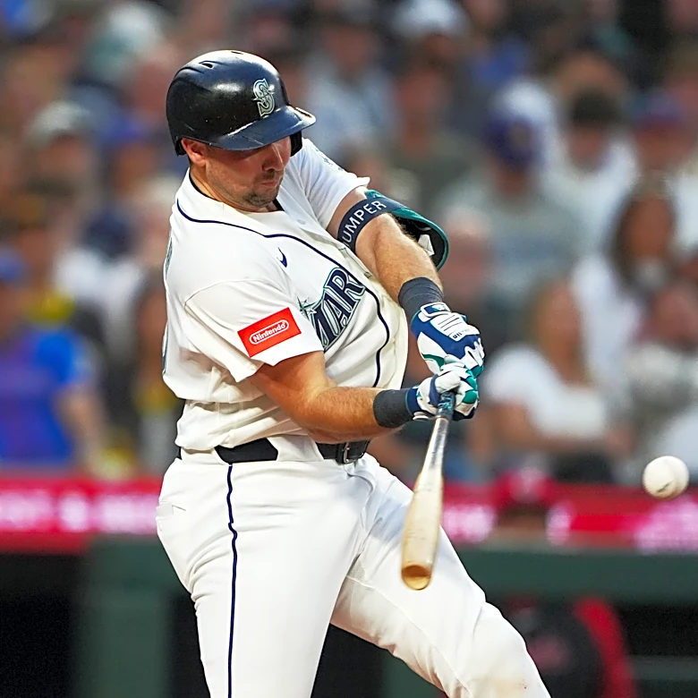 Reds intentionally load bases for slumping Mariners slugger Cal Raleigh, who makes Francona pay