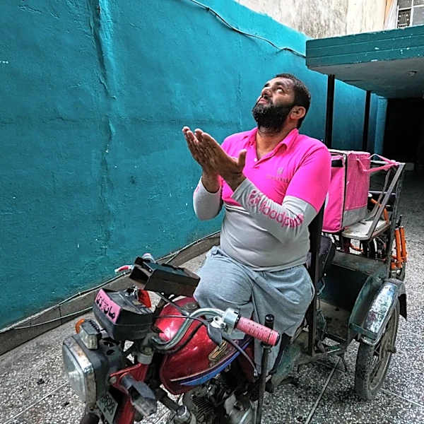 An accident took his legs. He adapted his motorcycle and rides on in Pakistan, in photos
